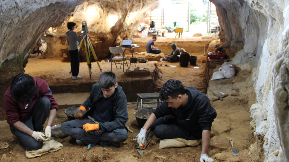 Excavación en la cueva de Prado Vargas, en Ojo Guareña.