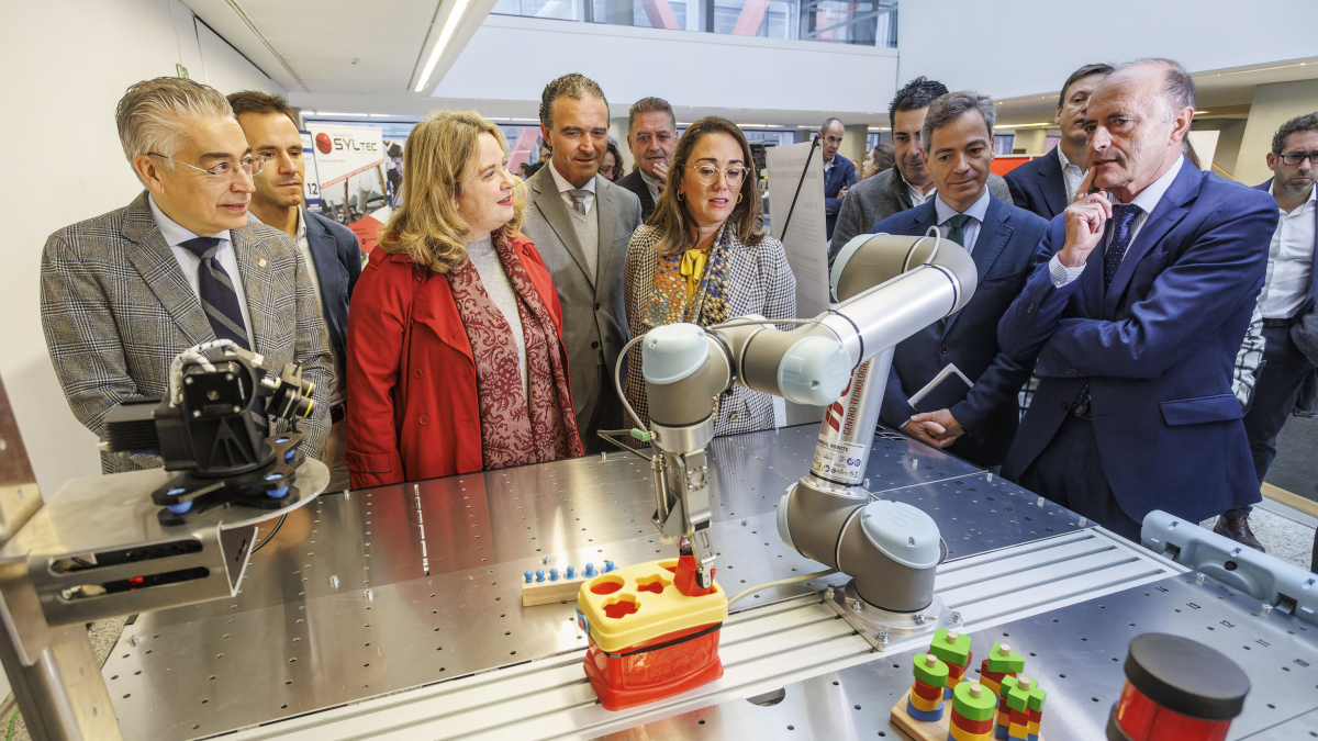 La consejera, acompañada por otras autoridades y empresarios, observa el stand de uno de los expositores.