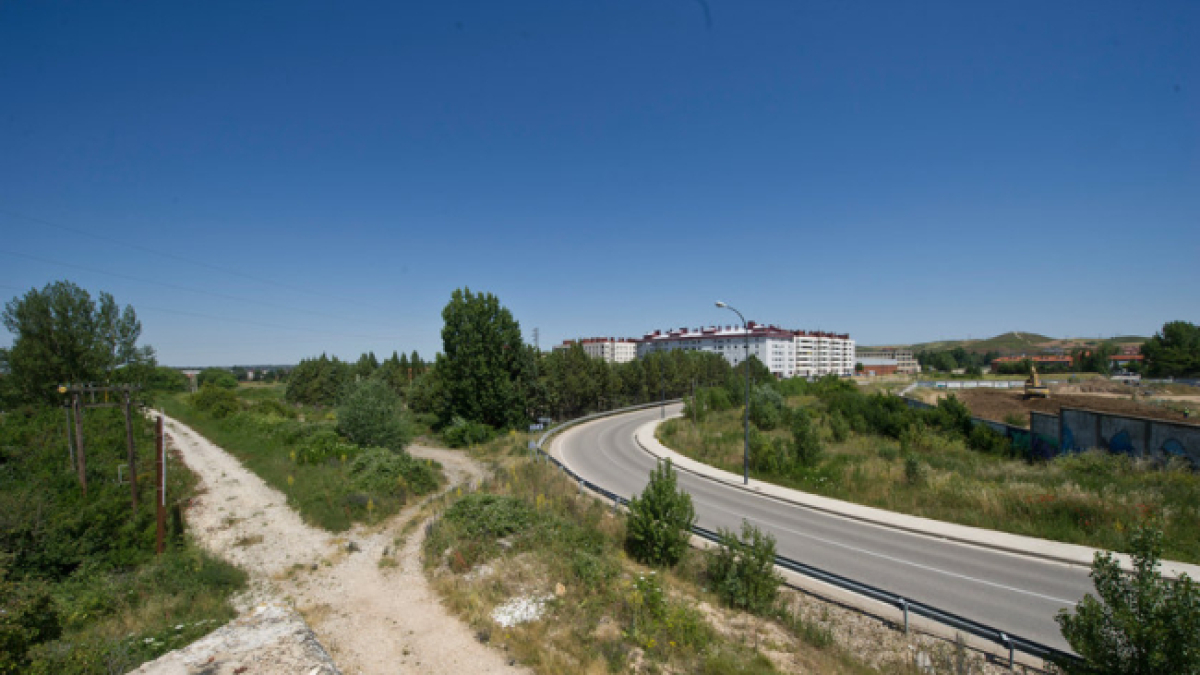 La ampliación del bulevar hacia el barrio del Pilar conectaría en esta zona, en las cercanías de los antiguos depósitos de CLH.