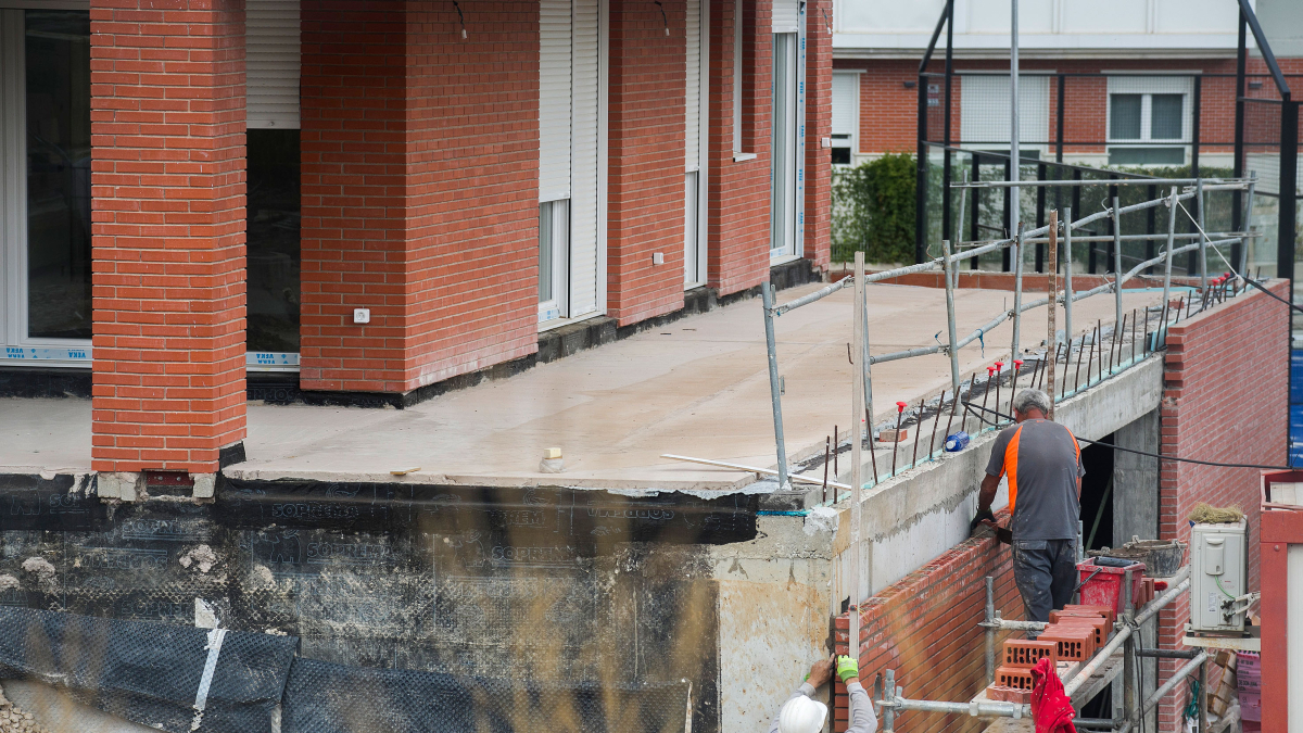Dos obreros trabajan en la construcción de una vivienda en Burgos.