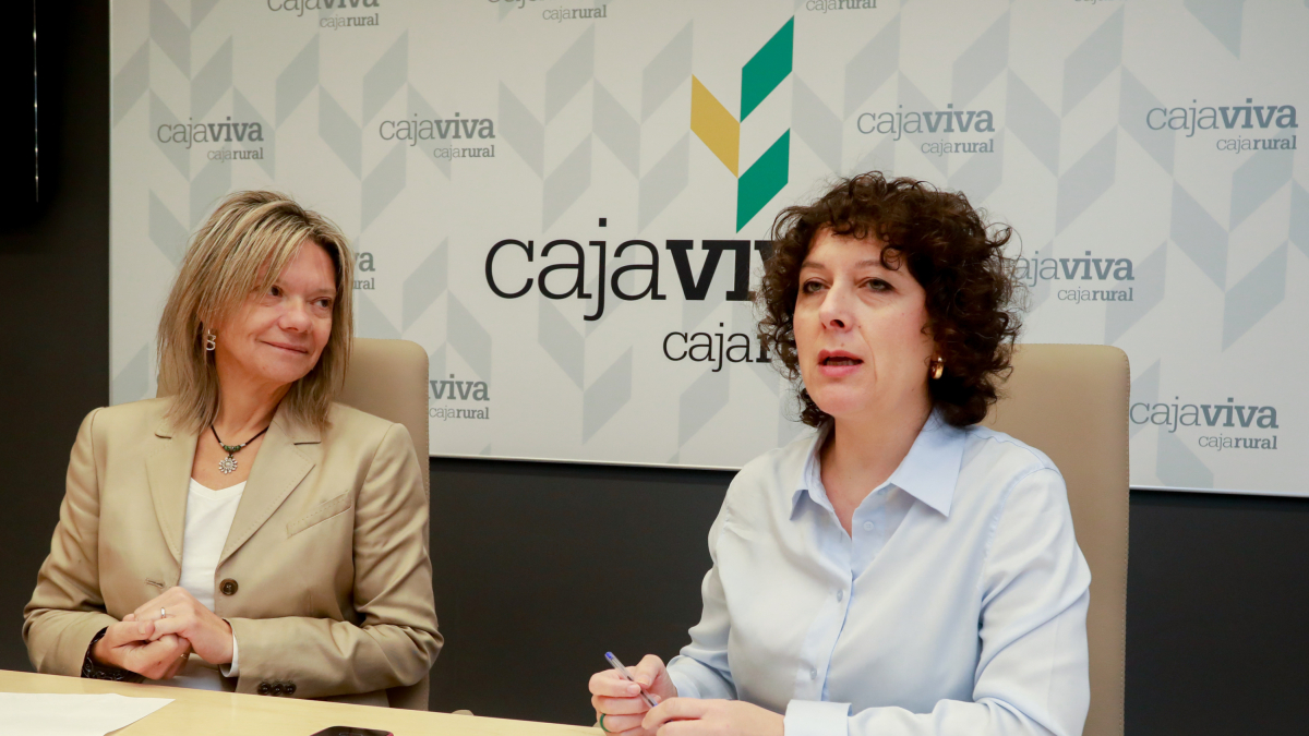 Mercedes Rodríguez y Rosalía Santaolalla, en la presentación de la nueva edición de 'El periódico del cole'.