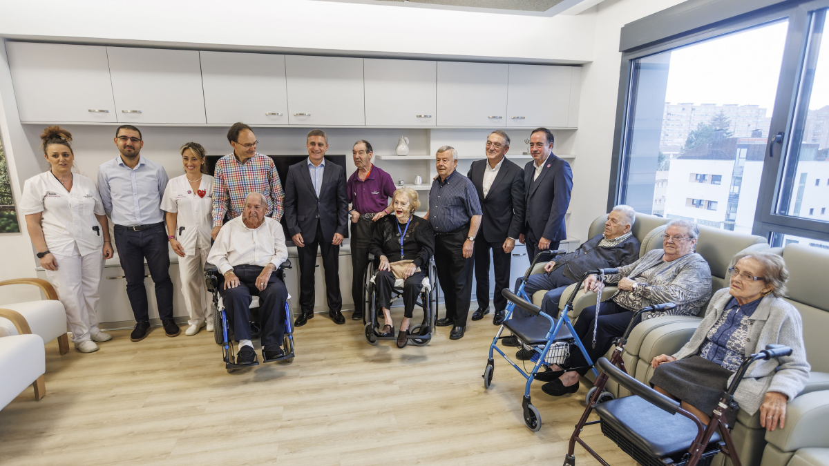 Los primeros ocupantes del nuevo bloque posan con los responsables de la Fundación Caja de Burgos y el personal de la residencia durante su inauguración.