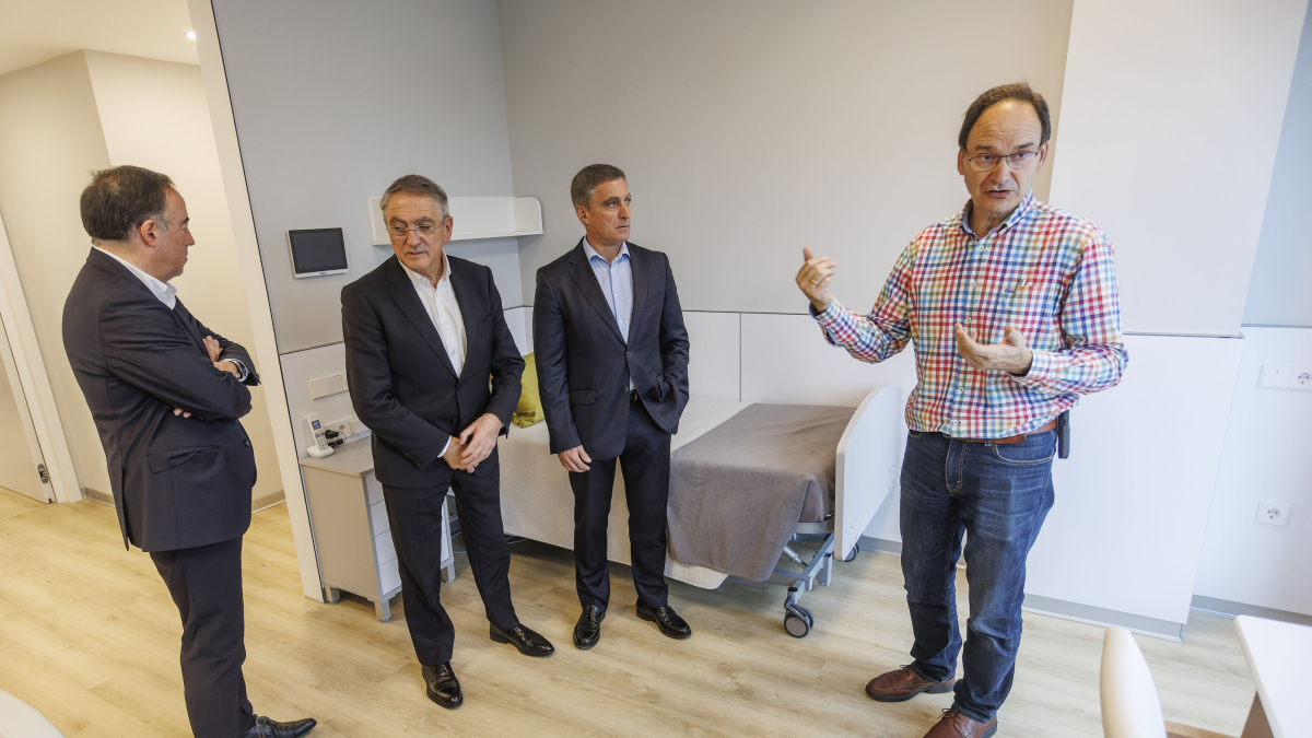 Los responsables de Fundación Caja de Burgos han inaugurado el nuevo bloque de su residencia de mayores.