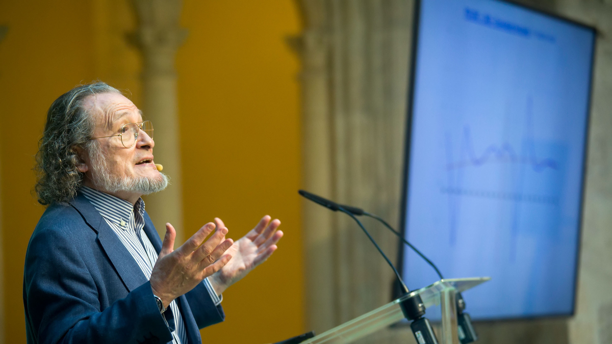 Santiago Niño Becerra, en la Mesa de Actualidad Empresarial de Cajaviva en Burgos.