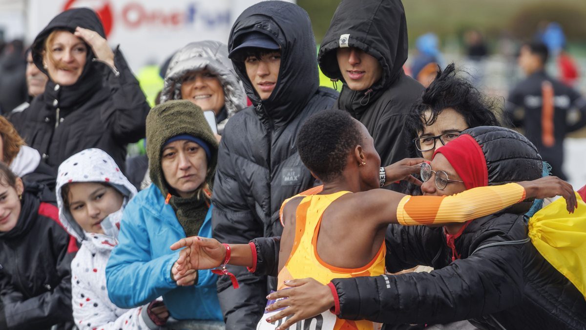 Chebet recibe las felicitaciones tras su victoria en Atapuerca