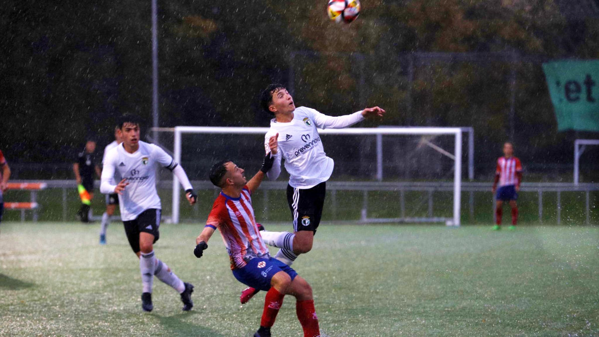 La lluvia intensa dificultó el juego de los jugadores sobre el campo de césped artificial.