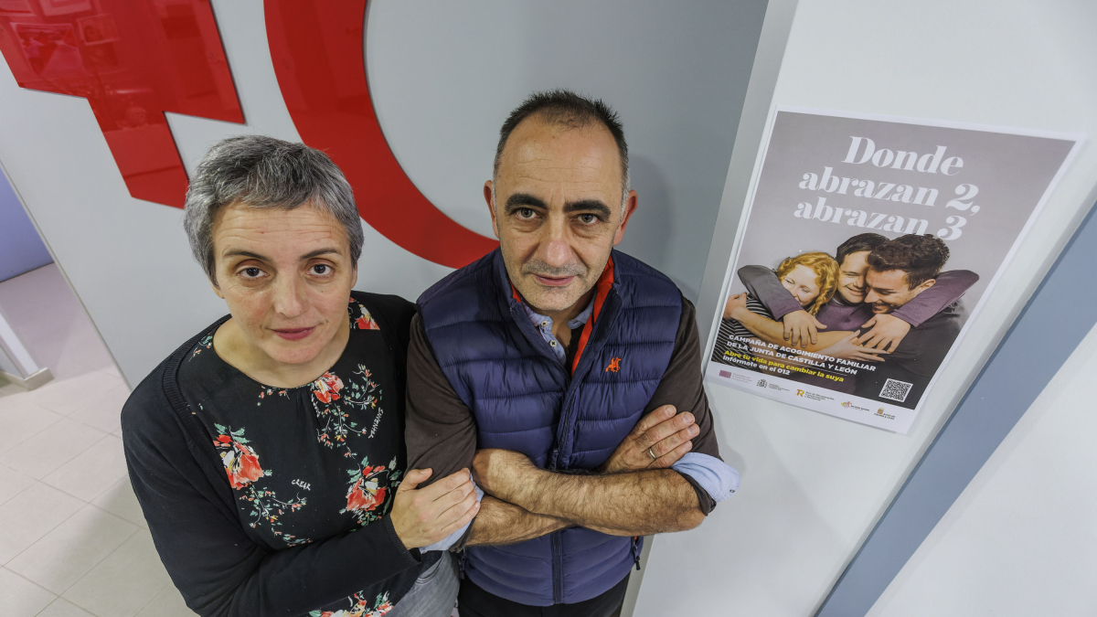 María Arana y Alberto Díaz posan en la sede de Cruz Roja.