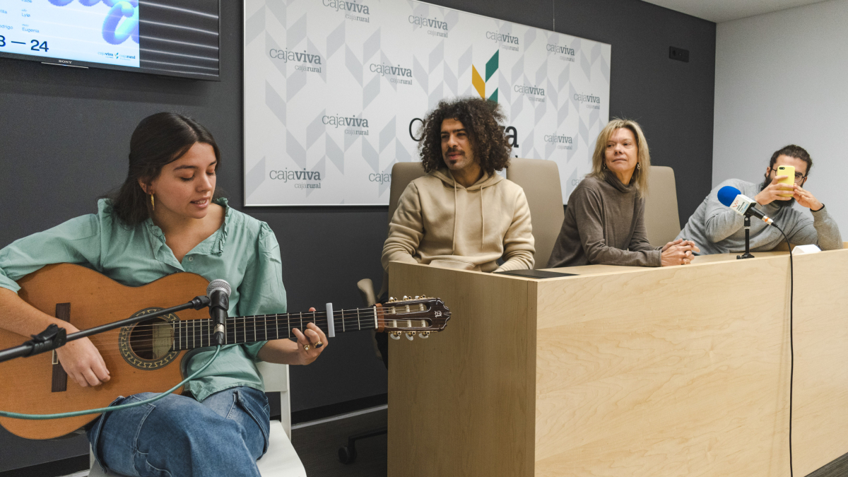 La presentación del Ciclo Música Viva contó con la música en directo de Eugenia.