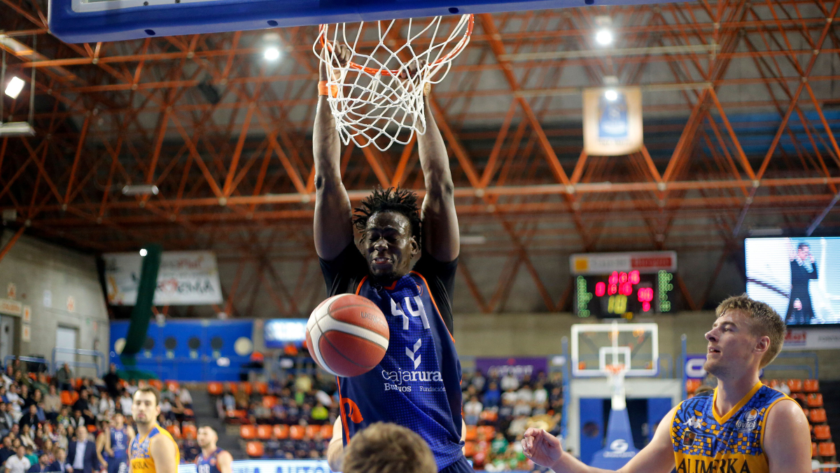 Abdou Thiam machaca el aro en el partido contra el Oviedo.
