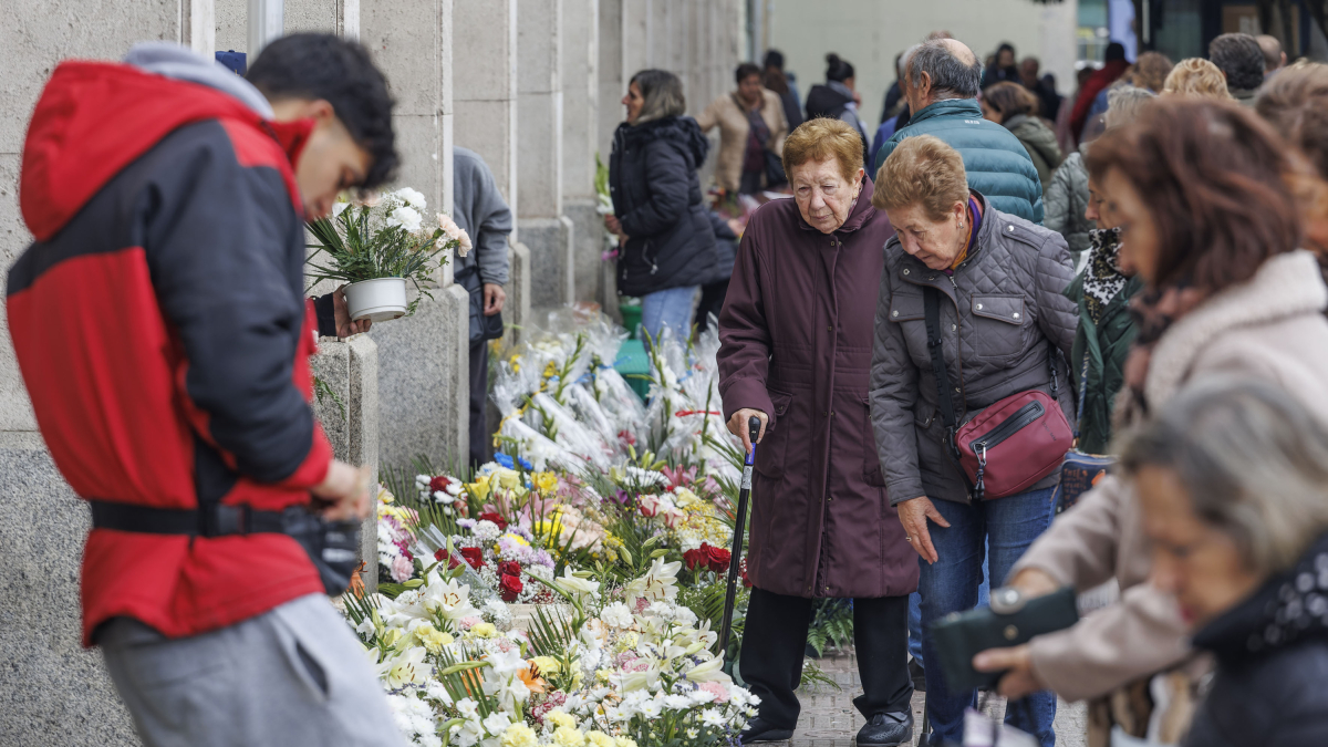 El Mercado de Flores de Plaza España, una decena de puestos, registro su pico de actividad en la vispera del Día de Todos los Santos.