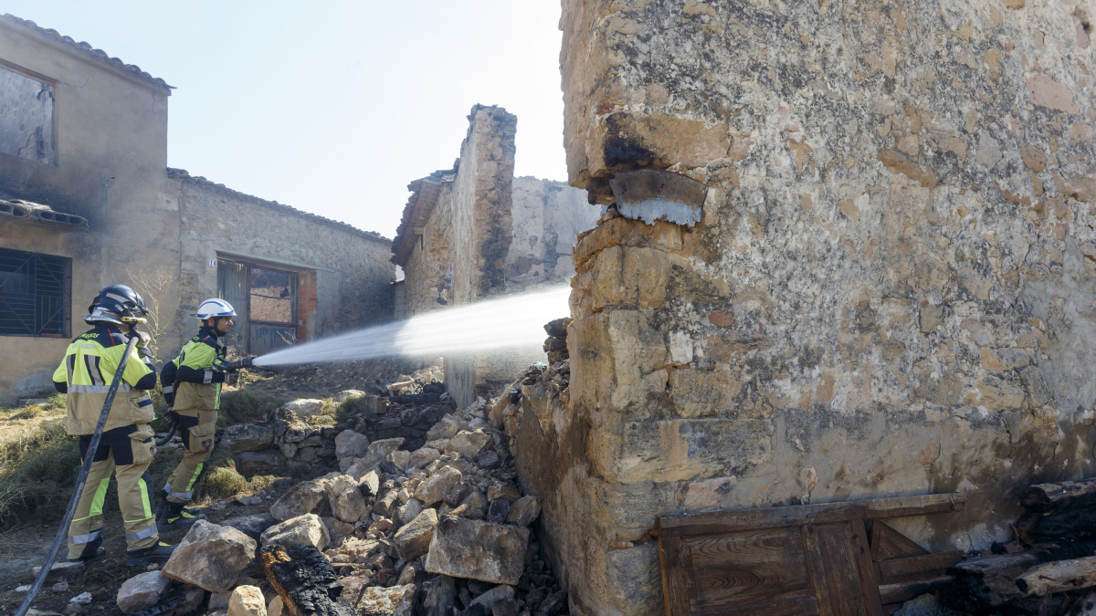 Dos bomberos sofocan el fuego en Quintanilla del Coco, uno de los pueblos que tendrá protección.