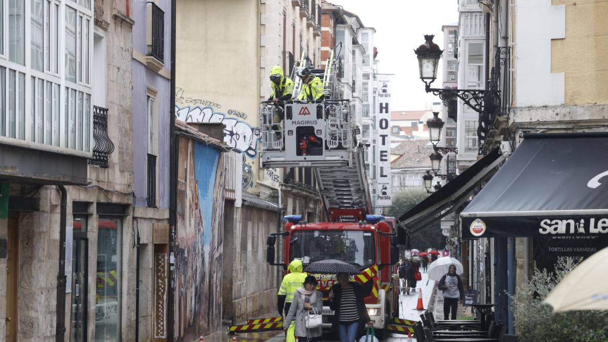 Intervención de los bomberos de Burgos en la calle de La Puebla por la borrasca Ciarán.