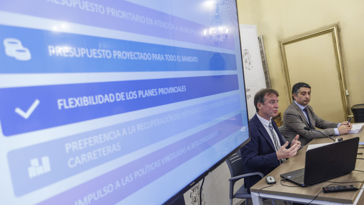 El presidente de la Diputación, Borja Suárez, con el responsable de Hacienda, Jorge Castro.