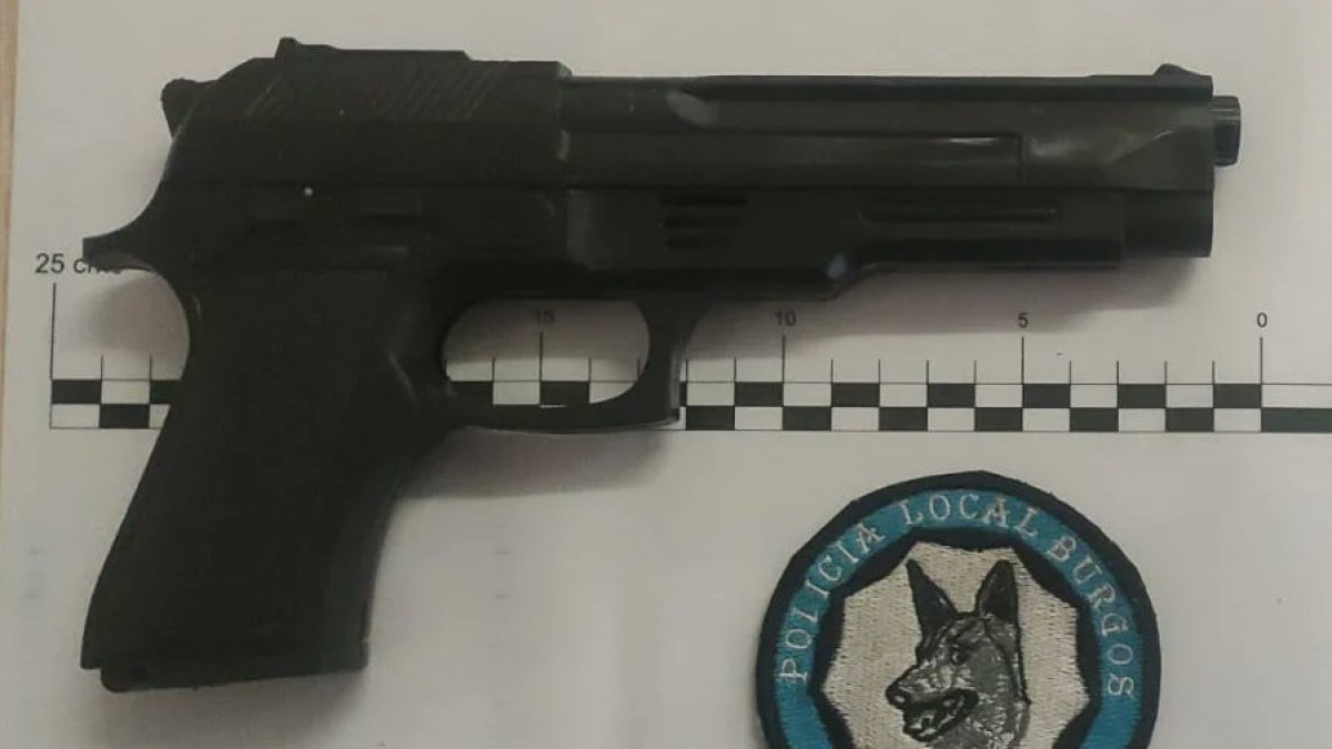 Pistola simulada decomisada por la Policía Local de Burgos en la calle Briviesca.