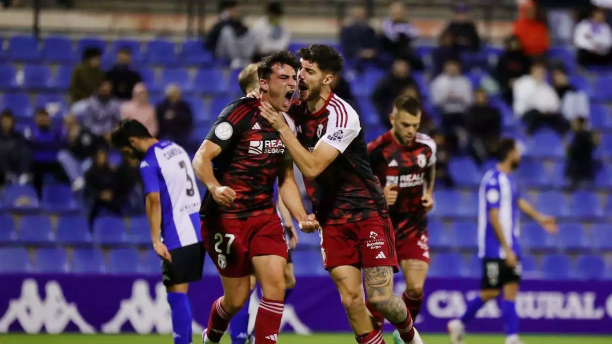Los jugadores del Burgos CF celebran uno de los goles.