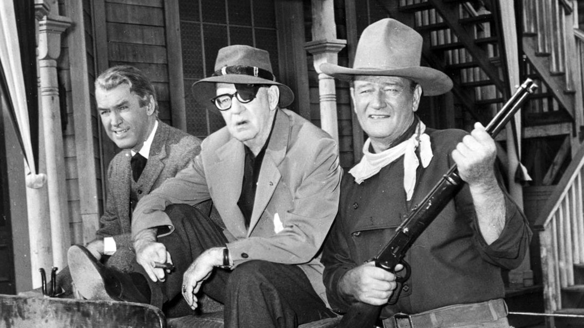 John Ford (centro), director de 'El hombre que mató a Liberty Valance', junto a sus protagonistas: James Steward (i.) y John Wayne (d.).
