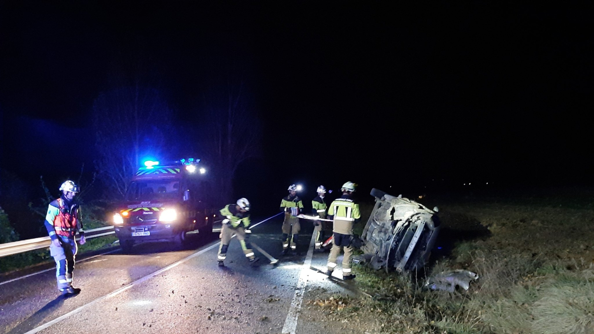 Los Bomberos intervienen en el lugar del accidente.