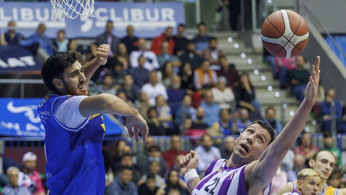 Imagen del partido entre el Longevida San Pablo Burgos y UEMC Valladolid.
