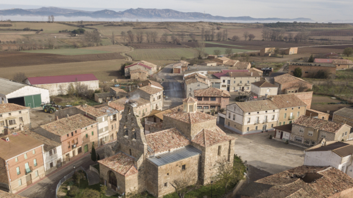 Vista general de Aguilar de Bureba con la iglesia de Santa María la Mayor en el centro.