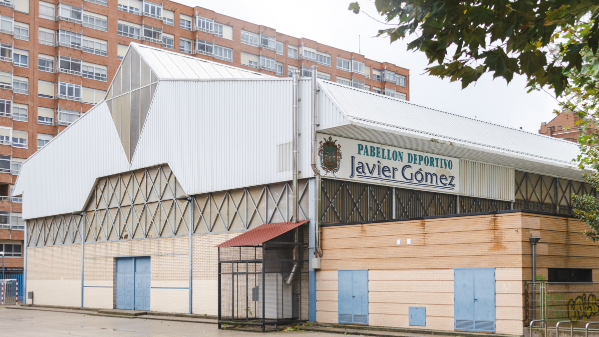 Exterior del polideportivo Javier Gómez, en la plaza Virgen del Manzano de Burgos.