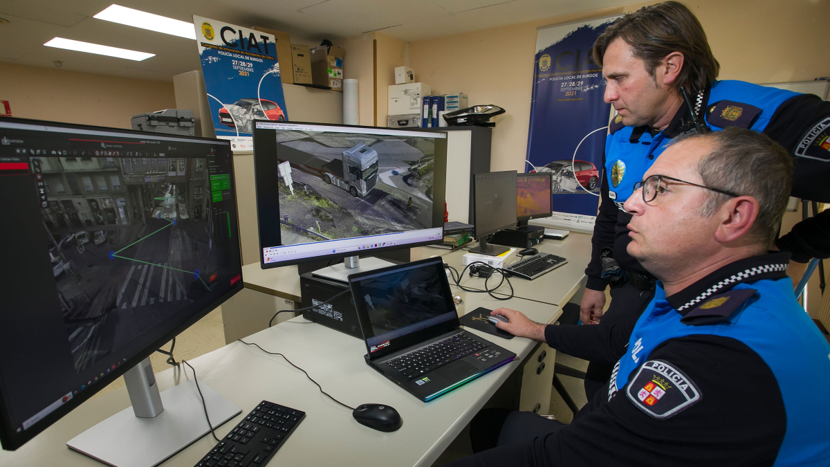 Agentes de la Unidad de Reconstrucción de Accidentes.