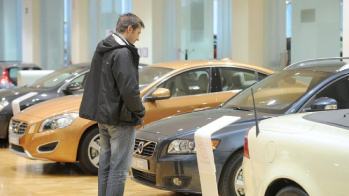 Un cliente observa unos vehículos en un concesionario de la ciudad.