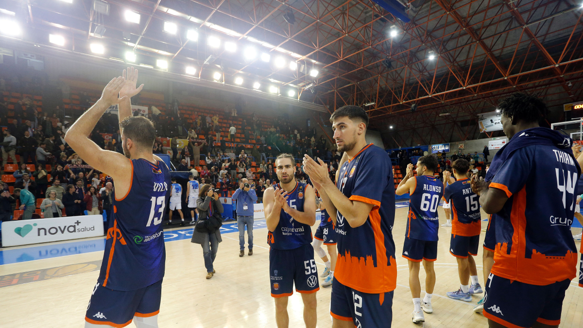 Los jugadores del Grupo Ureta Tizona Burgos celebran el triunfo.