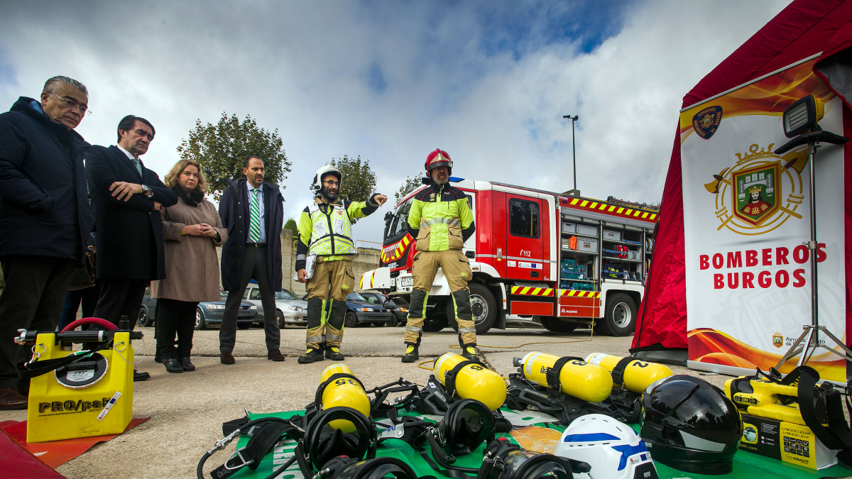 El consejero de Medio Ambiente, junto a la alcaldesa, ante el material nuevo de los bomberos. Al fondo, uno de los dos vehículos adquiridos.
