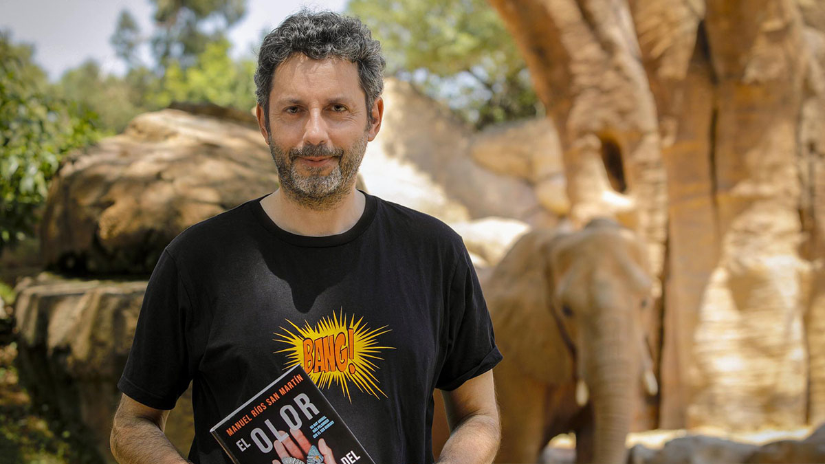Manuel Ríos San Martín, con un ejemplar de 'El olor del miedo'.