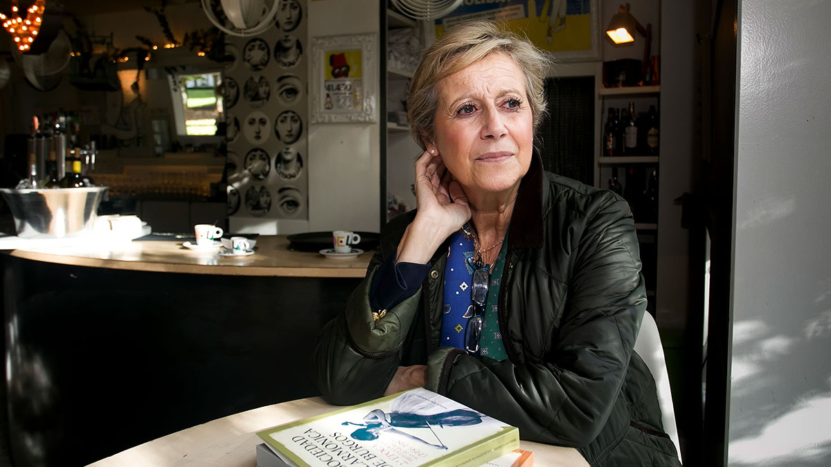 María Jesús Jabato, con los dos volúmenes que ha dedicado a la historia de la Sociedad Filarmónica Burgalesa.