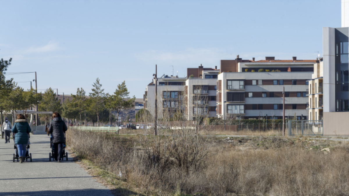 Las parcelas de la primera línea del bulevar, en las cercanías de la antigua estación, están pendientes de desarrollarse como estas que se ven en la imagen.