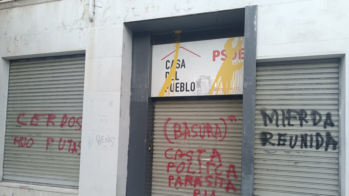 Pintadas amenazantes en la sede del PSOE de Burgos.