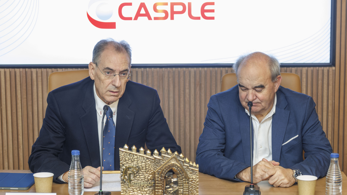 Miguel Ángel Benavente y Andrés Hernando durante la rueda de prensa de anuncio del reconocimiento de Femebur a Casple.