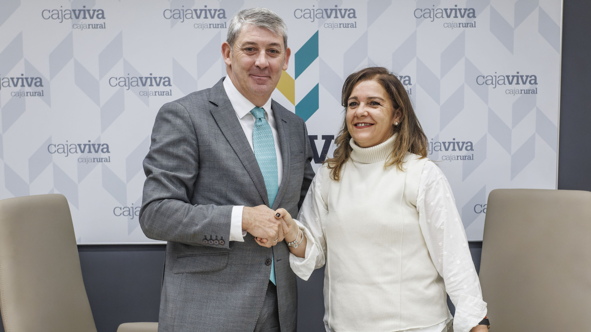 El presidente de Cajaviva Caja Rural y la responsable de la Asociación Las Calzadas sellan el acuerdo de colaboración.