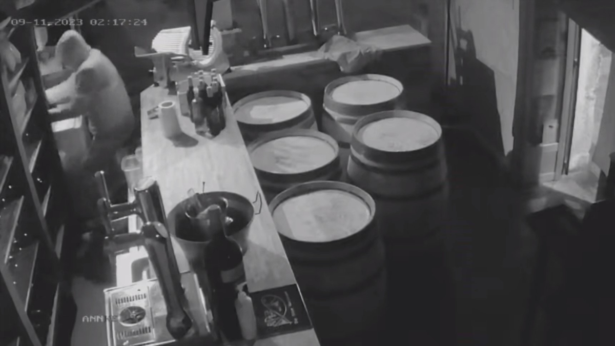 Fotograma de la grabación que muestra al ladrón tratando de arrancar el cajón de la recaudación.