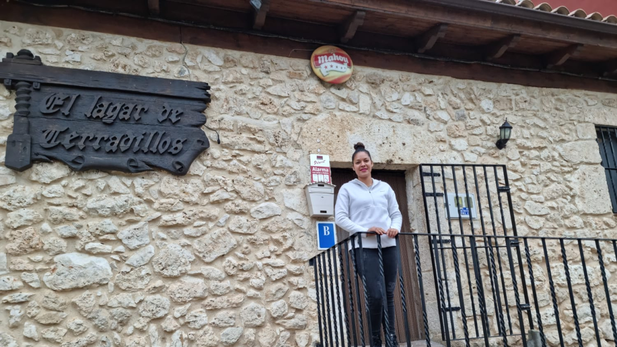 Cristina Yolcelin posa en el balcón del bar de Terradillos