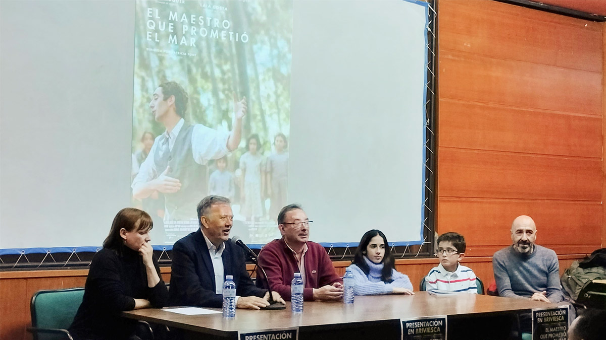 De i. a d.: Patricia Font, Francesc Escribano, José Solas, Alba Hermoso, Nicolás Calvo y Carlos Fernández, este jueves en la Casa de Cultura de Briviesca.