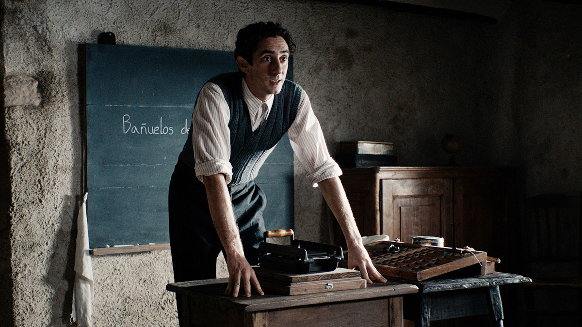 Enric Auquer es Antoni Benaiges en la película 'El maestro que prometió el mar'.