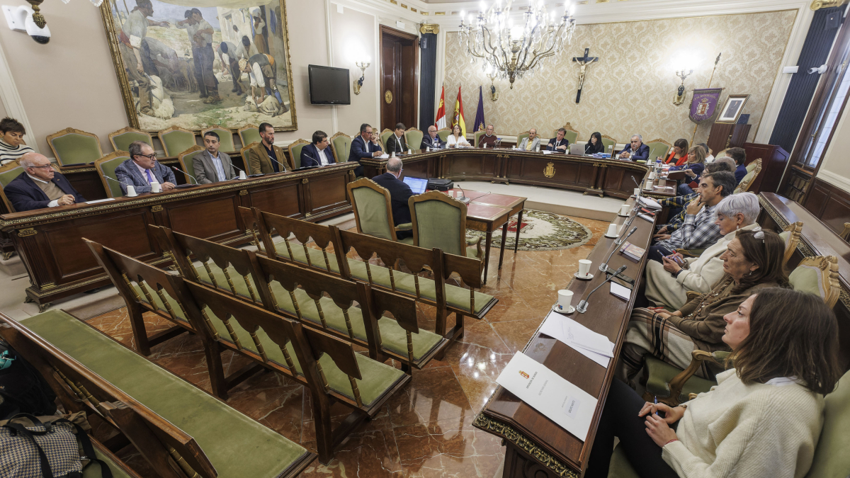 Vista general del salón de plenos de la Diputación de Burgos durante el debate.