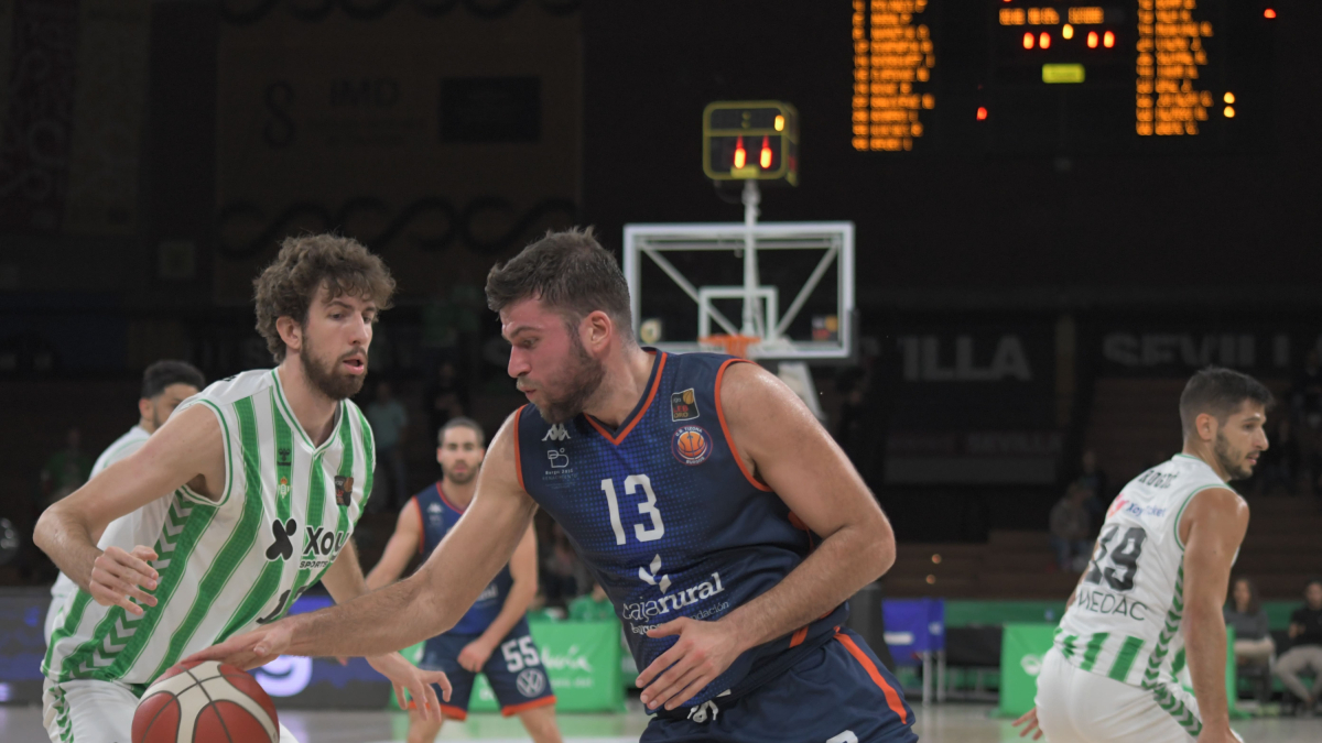 Ramón Vilà durante el partido en Sevilla ante el Real Betis.