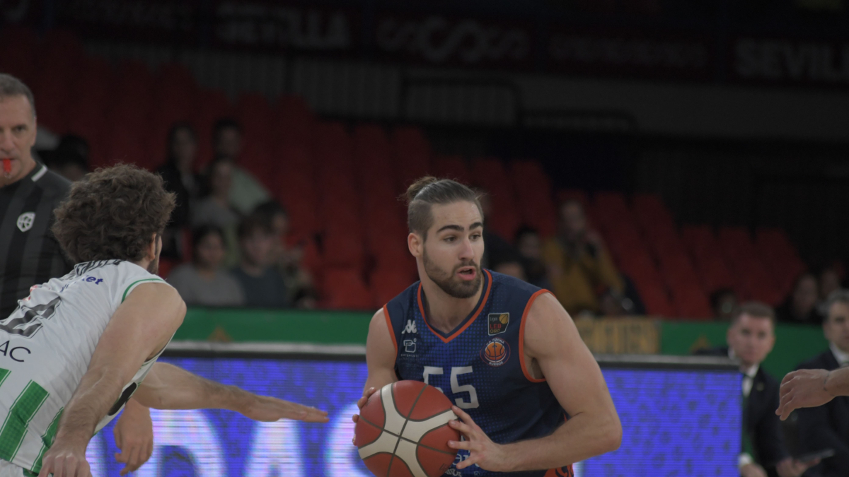 Gerard Jofresa protege el balón en el partido ante el Real Betis.