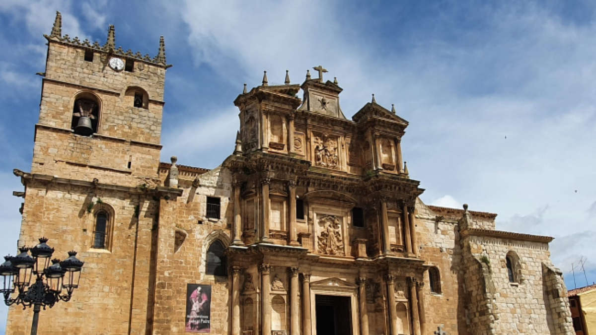 La imponente fachada de la iglesia de Santa María.