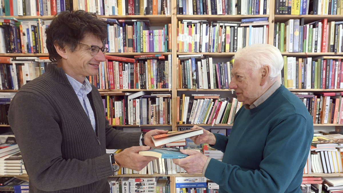 Álvaro Manso, de la libreria Luz y Vida, junto a su padre.