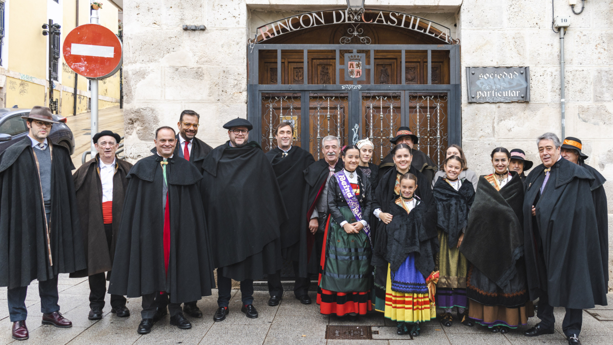 Participantes de la jira en honor a San Millán por el casco histórico de Burgos.
