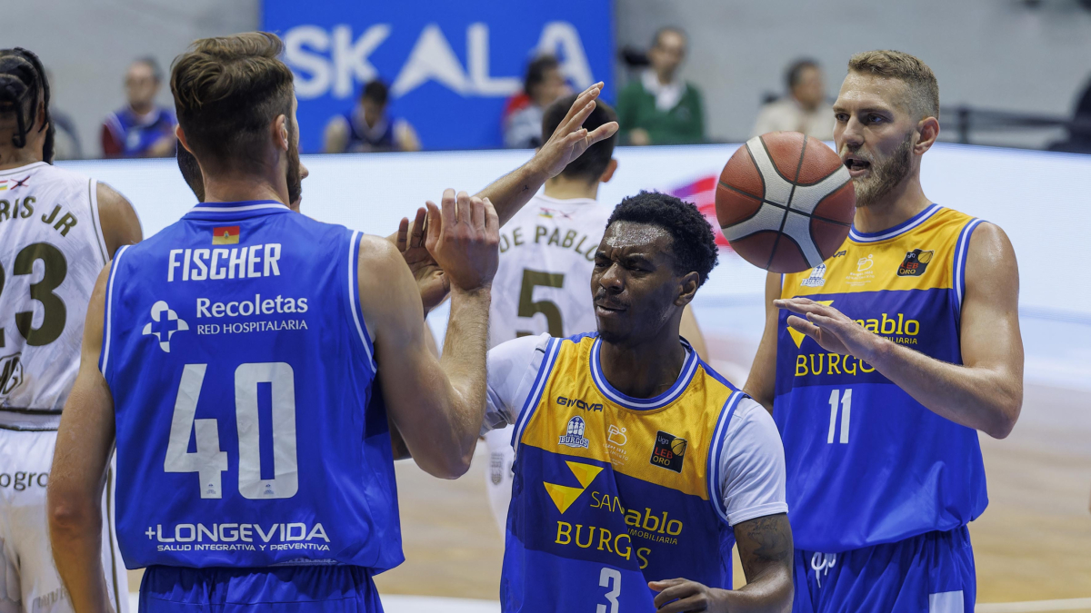 Micah Speight choca la mano con Fischer en el partido contra Clavijo en el Coliseum