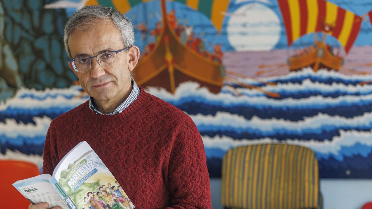 Serafín Tapia posa con un ejemplar de su libro en la sede de la Asociación Juvenil Parteluz.