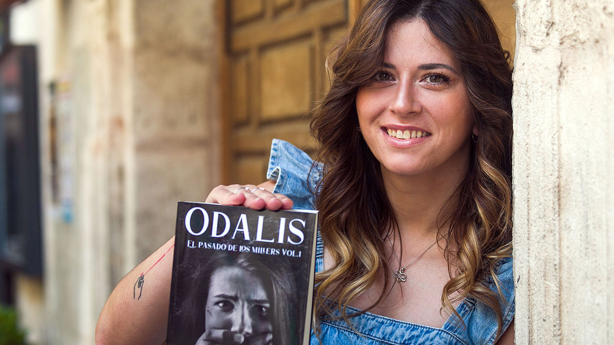 La escritora Jess Penas, con un ejemplar de su primera novela.