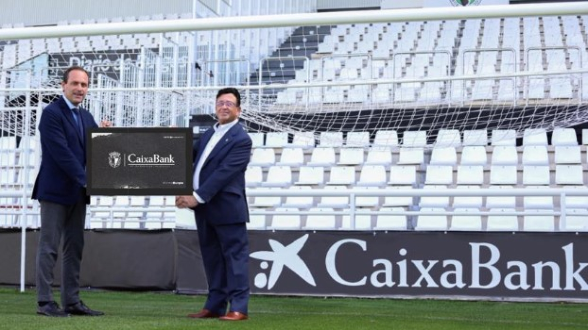 Juan Ignacio Domínguez y Rodrigo Santidrián, tras la firma del acuerdo.