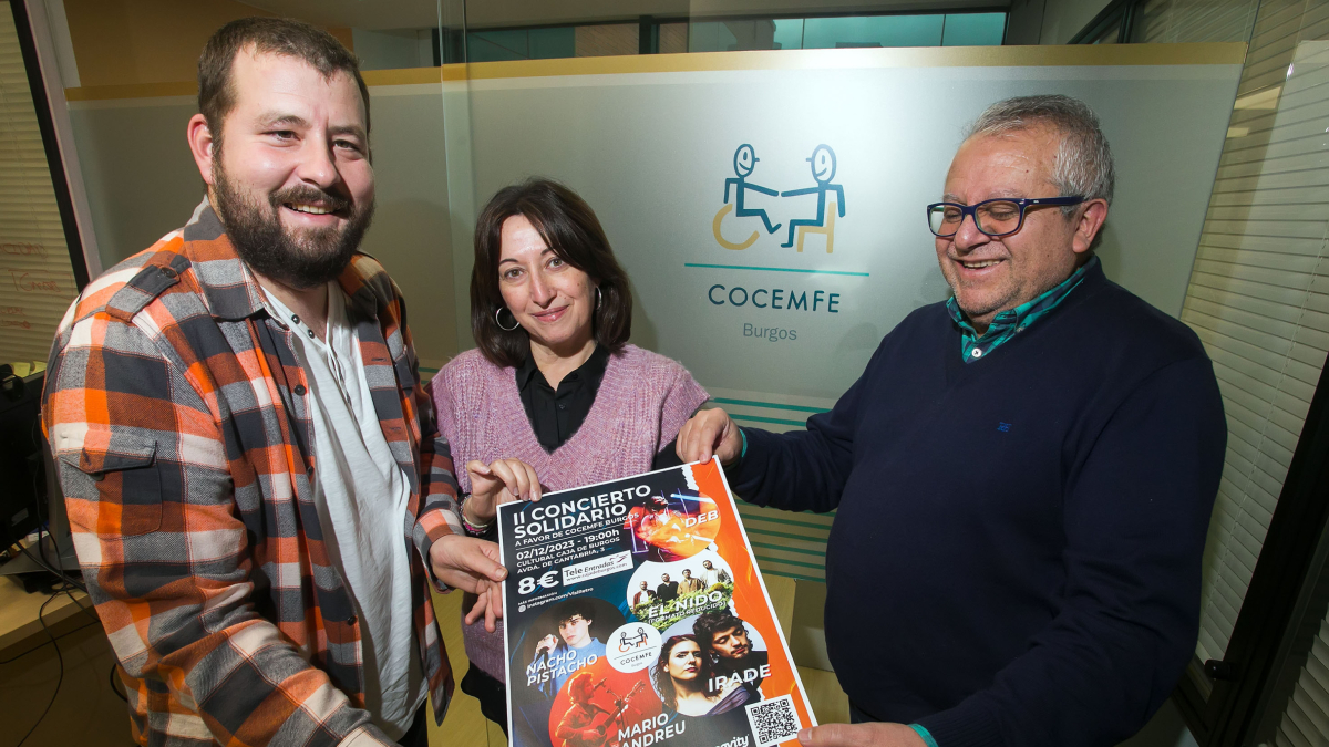 Javier Martínez, Alicia Romero y el periodista Víctor Silva muestran el cartel del segundo concierto solidario a favor de Cocemfe Burgos.