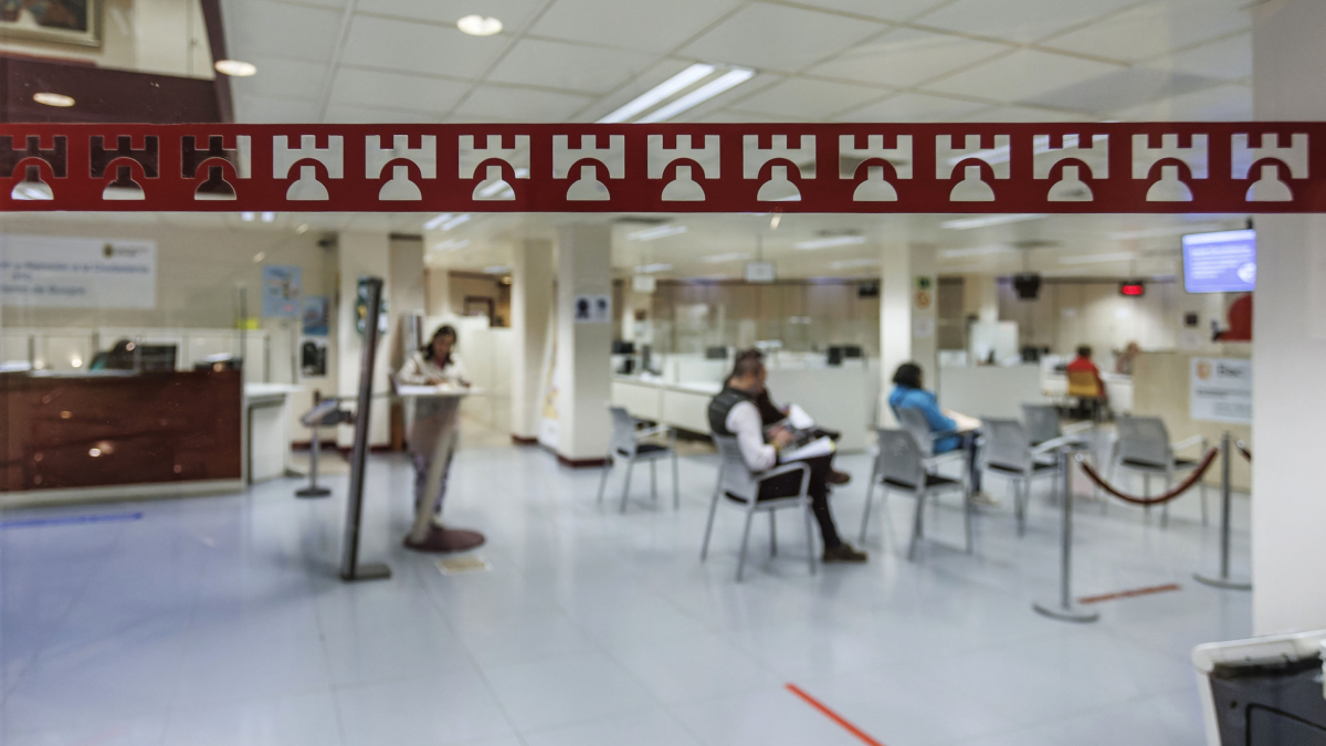 Varias personas en la planta baja del Ayuntamiento de Burgos.